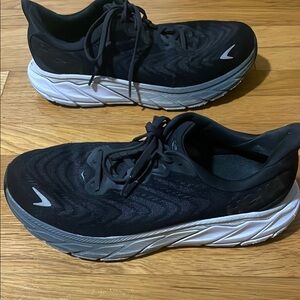 Women’s Hoka Arahi6 Sz 10wide 
Black& white & Gray